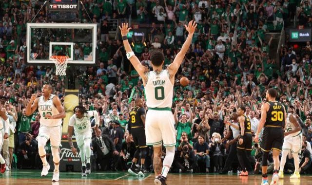 竞技宝官网-凯尔特人在内线搅动巨浪 油漆区之战勇士全线溃败