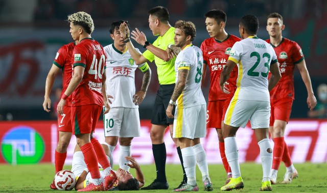 👀半程冠军国安联赛两连败+丢8球+0进球，距榜首已有5分